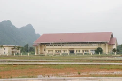 Trung tâm văn hóa - thể thao huyện Định Hóa mới được đầu tư xây dựng. Ảnh: Hoàng Nguyên - TTXVN