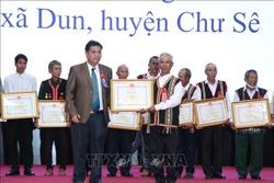 Trao Bằng khen cho 200 cá nhân vì có nhiều đồng góp thành tích xuất sắc trong việc tập hợp xây dựng khối đại đoàn kết dân tộc ở khu dân cư giai đoạn 2018 - 2020. Ảnh: Quang Thái - TTXVN