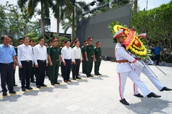 Phó Thủ tướng Thường trực Phạm Bình Minh cùng đoàn công tác dâng hương tại Nghĩa trang Liệt sỹ Quốc gia Vị Xuyên. Ảnh: Minh Tâm-TTXVN