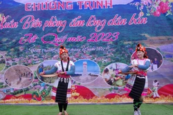 Tiết mục văn nghệ do người dân bản Xá Nhù tham gia biểu diễn tại chương trình. Ảnh: TTXVN phát
