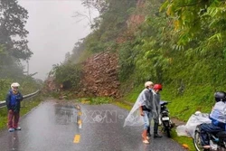 Đèo Khau Phạ thuộc địa phận xã Cao Phạ, huyện Mù Cang Chải xảy ra sạt lở đất đá gây tắc đường. Ảnh: TTXVN phát