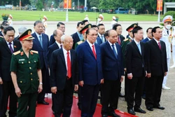 Các đồng chí lãnh đạo, nguyên lãnh đạo Đảng và Nhà nước lãnh đạo các ban, bộ, ngành, đoàn thể Trung ương viếng Chủ tịch Hồ Chí Minh. Ảnh: Minh Đức - TTXVN