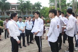 Thứ trưởng Nguyễn Hữu Độ trò chuyện với các thí sinh. Ảnh: Thu Hằng-TTXVN