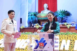 Bí thư Tỉnh đoàn Sơn La Cầm Huyền Trang bỏ phiếu bầu Ban Chấp hành Trung ương Đoàn khóa XII. Ảnh: Minh Đức - TTXVN