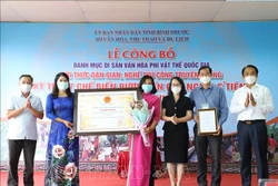 Trao chứng nhận “Kỹ thuật chế biến rượu cần của người S’tiêng Bình Phước” là Di sản Văn hóa phi vật thể quốc gia. Ảnh: K GỬIH - TTXVN