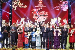 Chủ tịch nước Nguyễn Xuân Phúc cùng Phu nhân và các đồng chí Lãnh đạo Đảng, Nhà nước, Mặt trận Tổ quốc Việt Nam chung vui với kiều bào và nghệ sĩ tại Chương trình Xuân Quê hương năm 2022. Ảnh: Thống Nhất – TTXVN