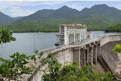 Nhiều công trình thủy lợi tại Ninh Thuận có nguy cơ không đảm bảo nước tưới phục vụ sản suất vụ Hè Thu 2023. Trong ảnh: Lượng nước tại hồ Tân Giang ở huyện Thuận Nam hiện chỉ đảm bảo nước tưới cho vùng hạ du gần hồ chứa. Ảnh: Công Thử - TTXVN.