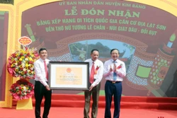 Đại diện lãnh đạo UBND xã Thanh Sơn, huyện Kim Bảng đón nhận Bằng xếp hạng Di tích 1uốc gia căn cứ địa Lạt Sơn. Ảnh: Nguyễn Chinh - TTXVN