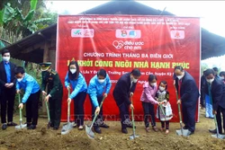 Bí thư Trung ương Đoàn, Chủ tịch Trung ương Hội Liên hiệp thanh niên Việt Nam Nguyễn Ngọc Lương cùng các đại biểu khơi công ngôi nhà hạnh phúc cho học sinh có hoàn cảnh khó khăn tại xã Nậm Cắn (huyện Kỳ Sơn, tỉnh Nghệ An). Ảnh: Tá Chuyên - TTXVN