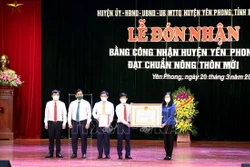 Bí thư Tỉnh ủy Bắc Ninh Đào Hồng Lan trao Bằng công nhận đạt chuẩn Nông thôn mới cho Đảng bộ, chính quyền và nhân dân huyện Yên Phong. Ảnh: Đinh Văn Nhiều-TTXVN