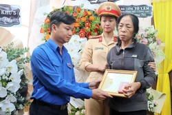 Trung ương Đoàn truy tặng Huy hiệu “Tuổi trẻ dũng cảm” cho liệt sĩ, Thiếu tá Trần Quốc Thắng đến gia đình chiến sĩ. Ảnh: Hoài Thu - TTXVN