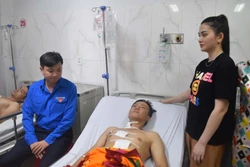 Đồng chí Nguyễn Minh Triết, Bí thư Trung ương Đoàn tới thăm hỏi, động viên chiến sĩ Công an bị thương trong vụ tấn công. Ảnh: Nguyên Dung-TTXVN