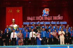 Bí thư Tỉnh ủy Hà Giang Đặng Quốc Khánh và lãnh đạo Trung ương Đoàn tặng hoa chúc mừng Ban Chấp hành Đại hội Đoàn Thanh niên Cộng sản Hồ Chí Minh tỉnh Hà Giang lần thứ XVII, nhiệm kỳ 2022 - 2027. Ảnh: Minh Tâm-TTXVN