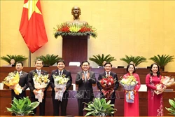 Chủ tịch Quốc hội Vương Đình Huệ tặng hoa chúc mừng Phó Chủ tịch nước Võ Thị Ánh Xuân và các ủy viên Ủy ban Thường vụ Quốc hội. Ảnh: Trọng Đức - TTXVN