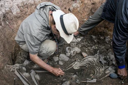 Nhà khảo cổ khai quật ngôi mộ 3000 năm tuổi tại Pacopampa ở Cajamarca, Đông Bắc Peru. Ảnh: AFP/TTXVN