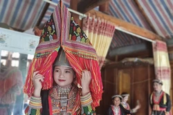 Trang phục truyền thống của cô dâu người Dao đỏ ấn tượng với chiếc "sừng" trên đầu. Ảnh: Tuấn Anh-TTXVN