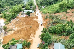 Sạt lở tại Hà Giang: Tuyến giao thông huyết mạch Quốc lộ 2 tạm thời thông tuyến