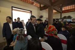 Phó Chủ tịch Quốc hội Nguyễn Đức Hải thăm hỏi các hộ gia đình chính sách, hộ gia đình có hoàn cảnh đặc biệt khó khăn trên địa bàn xã Hiền Lương, huyện Đà Bắc. Ảnh: Trọng Đạt - TTXVN