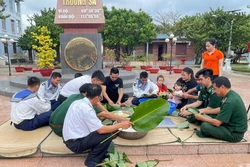 Quân và dân đảo Trường Sa cùng gói bánh chưng đón Tết Quý Mão 2023. Ảnh: Nguyễn Cúc-TTXVN