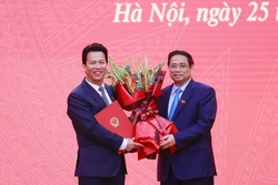 Thủ tướng Phạm Minh Chính chúc mừng Bộ trưởng Bộ Tài nguyên và Môi trường Đặng Quốc Khánh. Ảnh: Dương Giang-TTXVN