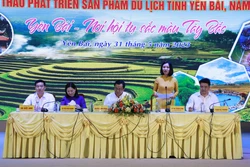 Các đồng chí chủ trì Hội thảo với chủ đề “Yên Bái - Nơi hội tụ sắc màu Tây Bắc”. Ảnh: Việt Dũng - TTXVN