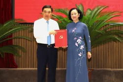 Ủy viên Bộ Chính trị, Thường trực Ban Bí thư, Trưởng ban Tổ chức Trung ương Trương Thị Mai trao Quyết định của Bộ Chính trị cho Quyền Bí thư Tỉnh ủy Hà Giang Nguyễn Mạnh Dũng. Ảnh: Minh Tâm-TTXVN