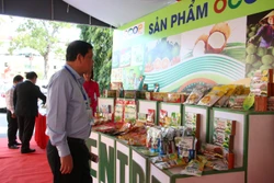 Ông Nguyễn Trọng Nghĩa, Bí thư Trung ương Đảng,Trưởng Ban Tuyên giáo Trung ương tham quan gian hàng trưng bày sản phẩm OCOP tỉnh Bến Tre. Ảnh: Công Trí - TTXVN