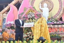 Hòa thượng Thích Châu Quang (phải), Trưởng Ban Trị sự giáo hội Phật giáo Việt Nam tỉnh Đắk Lắk trao kinh phí hỗ trợ Ủy ban MTTQ Việt Nam tỉnh triển khai hoạt động an sinh xã hội. Ảnh: Nguyên Dung – TTXVN