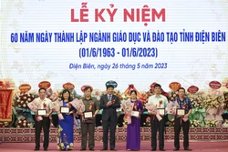 Trao tặng Kỷ niệm chương Vì sự nghiệp Giáo dục cho các cá nhân. Ảnh: Xuân Tư – TTXVN