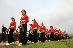 Đồng bào dân tộc Mường ở huyện Nho Quan, tỉnh Ninh Bình biểu diễn dân ca, dân vũ, dân nhạc. Ảnh: Thùy Dung - TTXVN