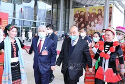 Thủ tướng Nguyễn Xuân Phúc và Bộ trưởng, Chủ nhiệm Ủy ban Dân tộc Đỗ Văn Chiến gặp gỡ, giao lưu với các nghệ sĩ dân tộc thiểu số. Ảnh: Thống Nhất – TTXVN