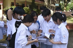 Các thí sinh ở Điện Biên sôi nổi bàn luận về đề thi sau khi hoàn thành bài thi Toán. Ảnh: Xuân Tư – TTXVN