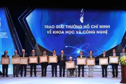 Chủ tịch nước Nguyễn Xuân Phúc trao Giải thưởng Hồ Chí Minh về Khoa học và Công nghệ cho các tác giả, đồng tác giả, đại diện tác giả. Ảnh: Hoàng Hiếu - TTXVN