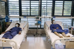 Hai bệnh nhân Lộc Thị Ch. (trái) và Hoàng Văn X. (xã Chiến Thắng, huyện Chi Lăng) điều trị tại Bệnh viện Đa khoa tỉnh Lạng Sơn. Ảnh: TTXVN phát