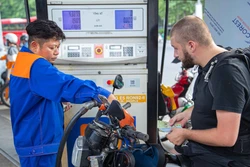 Mua, bán xăng tại cửa hàng kinh doanh xăng, dầu Petrolimex. Ảnh: Trần Việt - TTXVN