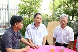 Đoàn công tác động viên gia đình có người tử vong trong vụ việc. Ảnh: Tuấn Anh – TTXVN