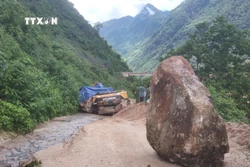 Lai Châu: Sạt lở, đá lớn rơi trúng máy xúc làm một người tử vong