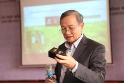 Phó giáo sư, Tiến sĩ Hồ Long Phi, Nguyên Viện trưởng Viện Nước và biến đổi khí hậu (Đại học Quốc gia thành phố Hồ Chí Minh), đại diện của Công ty Enfarm Agritech, giới thiệu bộ thiết bị ứng dụng công nghệ Internet vạn vật và trí tuệ nhân tạo trong bón phâ