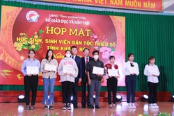 Tặng thưởng cho các em học sinh, sinh viên dân tộc thiểu số có thành tích học tập tốt năm học 2021 - 2022. Ảnh: Phan Sáu - TTXVN