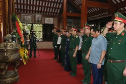 Bộ trưởng Bộ Quốc phòng Phan Văn Giang dâng hương tại Khu Di tích lịch sử Quốc gia 27-7