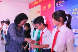 Tiếp sức cho học sinh dân tộc Chăm vùng biên giới An Giang