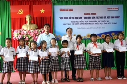 Bí thư Tỉnh ủy Sóc Trăng Lâm Văn Mẫn và đại diện Báo Người Lao động trao học bổng cho các em học sinh đồng bào dân tộc Khmer. Ảnh: Tuấn Phi - TTXVN