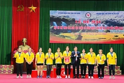Ban Tổ chức trao Huy chương các loại cho các vận động viên tham gia Hội thi. Ảnh: Chu Hiệu-TTXVN