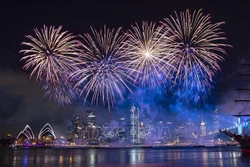 Pháo hoa rực rỡ chào đón Năm mới 2022 trên cầu cảng Sydney, Australia ngày 1/1/2022. Ảnh: THX/TTXVN