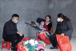 Chủ tịch Hội Liên hiệp phụ nữ xã Sơn Bình, huyện Tam Đường tới thăm gia đình nghèo Má Thị Mỷ, ở bản Chu Va 12 khi được ăn Tết trong ngôi nhà mới. Ảnh: Đinh Thùy-TTXVN