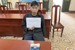 Đối tượng Cháng A Súa và tang vật vụ án bị bắt giữ tại cơ quan điều tra. Ảnh: TTXVN phát