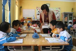 Cô giáo Nguyễn Thị Hạnh Nguyên, giáo viên trường Tiểu học Thạch Bình, huyện Nho Quan, tỉnh Ninh Bình đang giảng bài trên lớp. Ảnh: Hải Yến - TTXVN