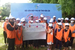 Trẻ em mồ côi tại tỉnh Đắk Lắk được tham gia hoạt động Team-building nhằm gắn kết tình cảm với các Mẹ đỡ đầu. Ảnh: Nguyên Dung – TTXVN