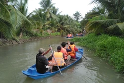 Du khách trải nghiệm hoạt động tự bơi xuồng trên sông trong Nông trại dê sữa du lịch Đông Nghi. Ảnh: Minh Hưng – TTXVN