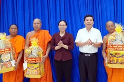 Thứ trưởng Lê Sơn Hải (thứ hai, phải sang) và lãnh đạo UBND tỉnh Sóc Trăng tặng quà cho sư sãi, người có uy tín nhân dịp lễ Sene Dolta. Ảnh: Trung Hiếu-TTXVN